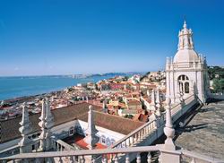 Lisabon ze střechy kostela Sao Vicente de Fora